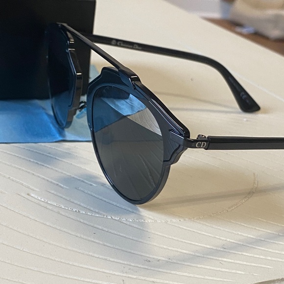 Dior So Real's Black on black, with mirrored accent. - Picture 9 of 9